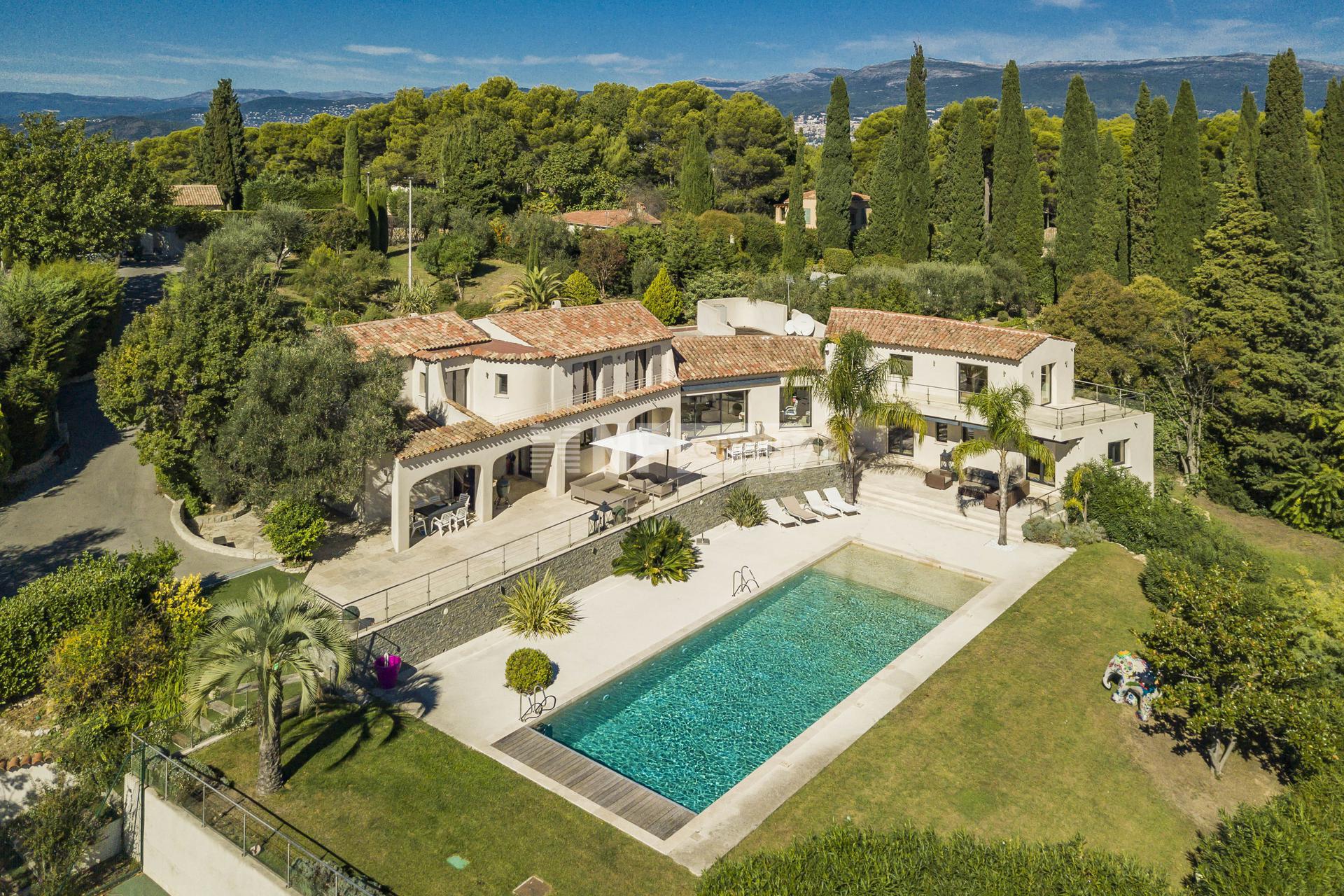 Роскошная вилла с видом на море в Мужене (Вилла №2 Villa 242 - Shaha - 65, Allee St Barthelemy…oria Mougins)