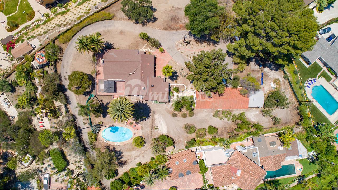 Вилла в 16730 Chaplin Ave - Encino, California