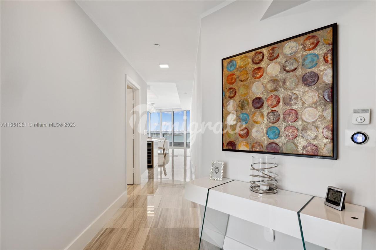 Кондоминиум в 2020 N Bayshore Dr, 801 - Miami, Florida