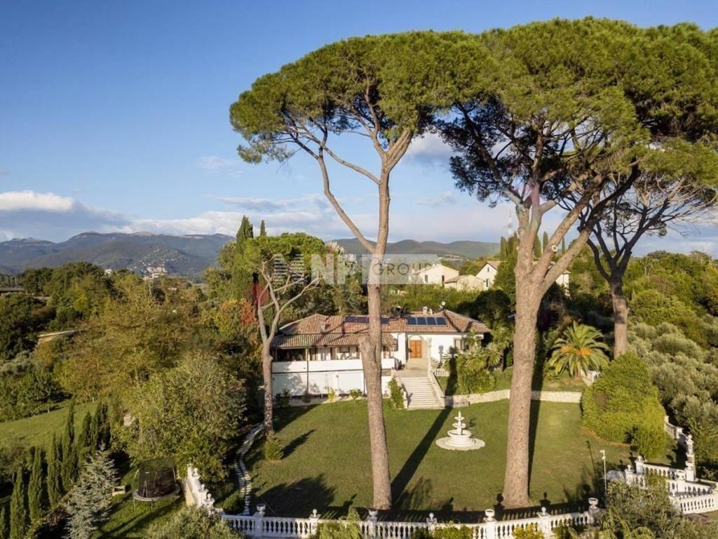 Вилла с бассейном в Италии