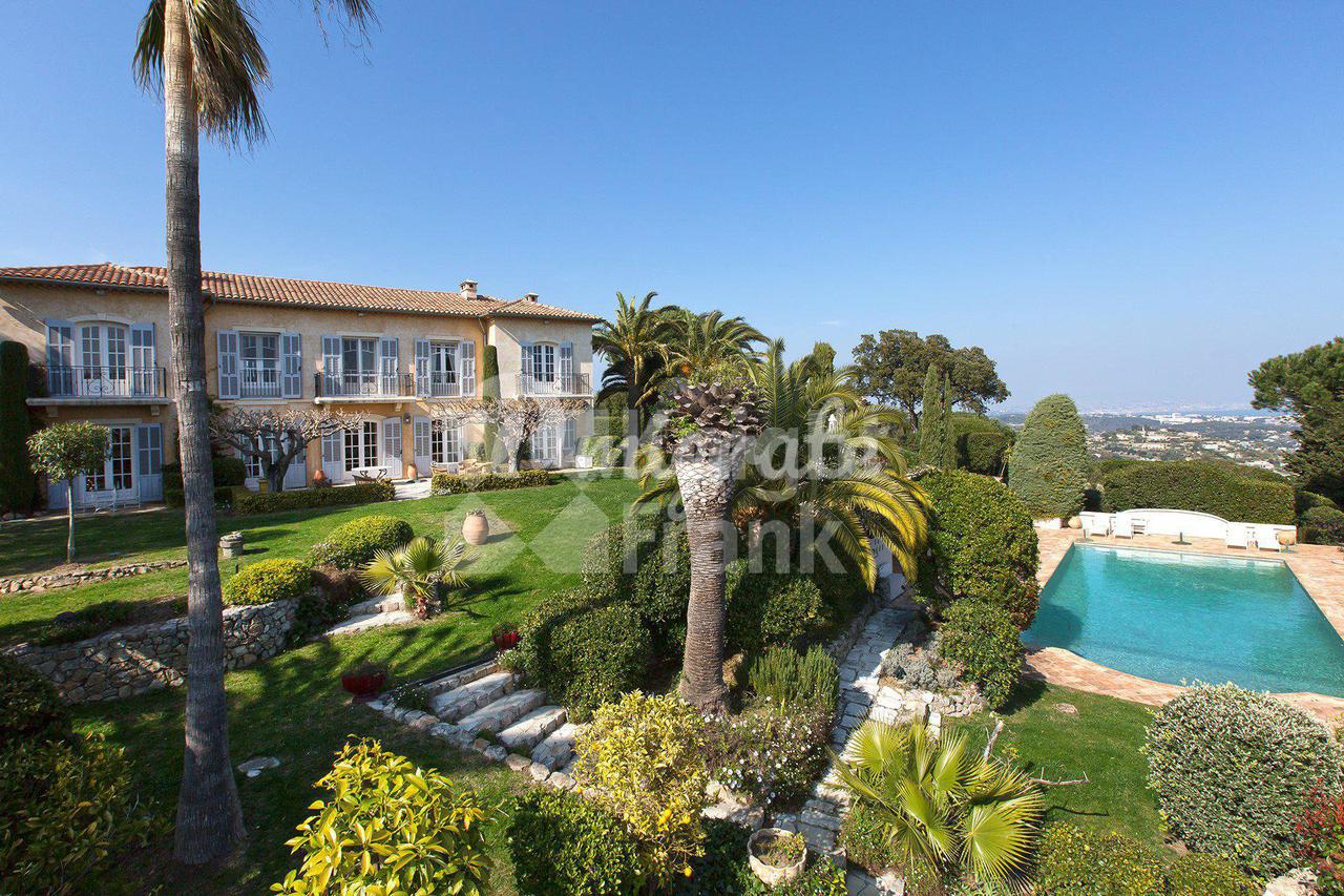 Уникальная вилла с панорамным видом на Лазурное побережье