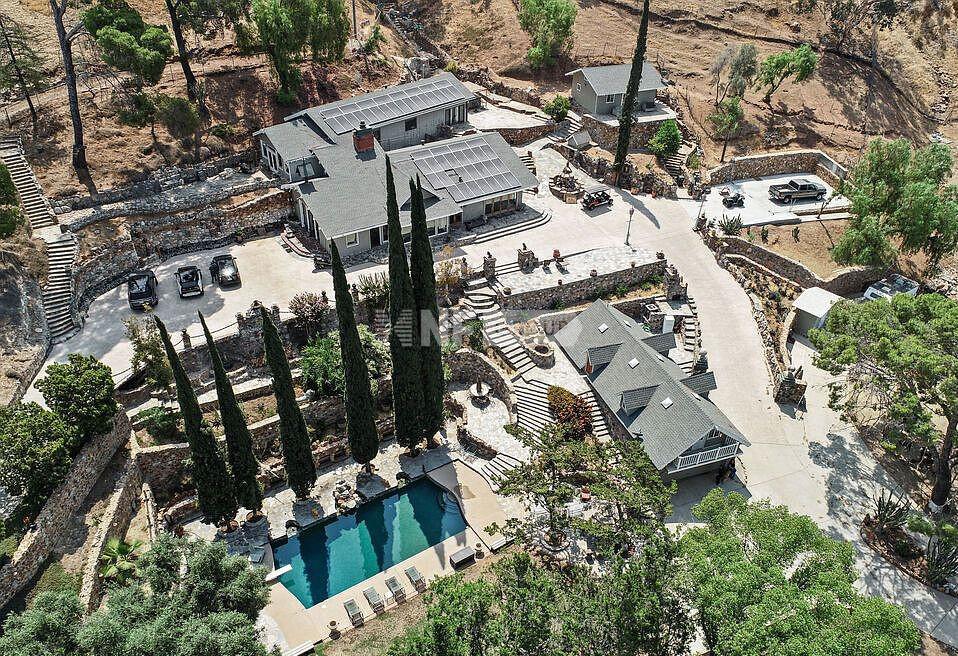 Ранчо в центре Лос-Анджелеса (9560 Sunland Blvd, Sunland, CA 91040)