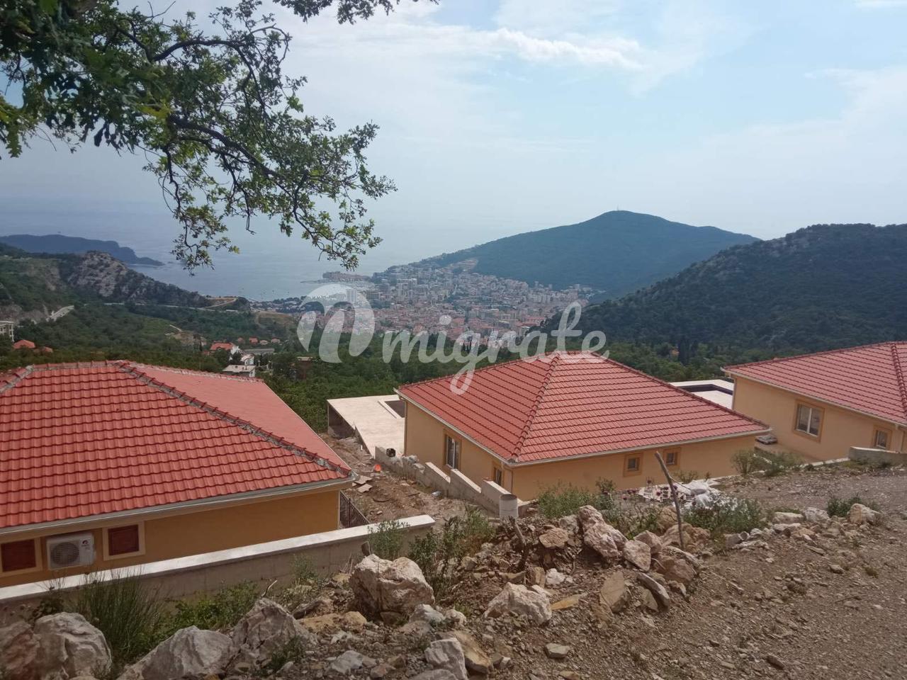 Комплекс домов с бассейном недалеко от Будвы (A complex of houses with a swimming pool near Budva)