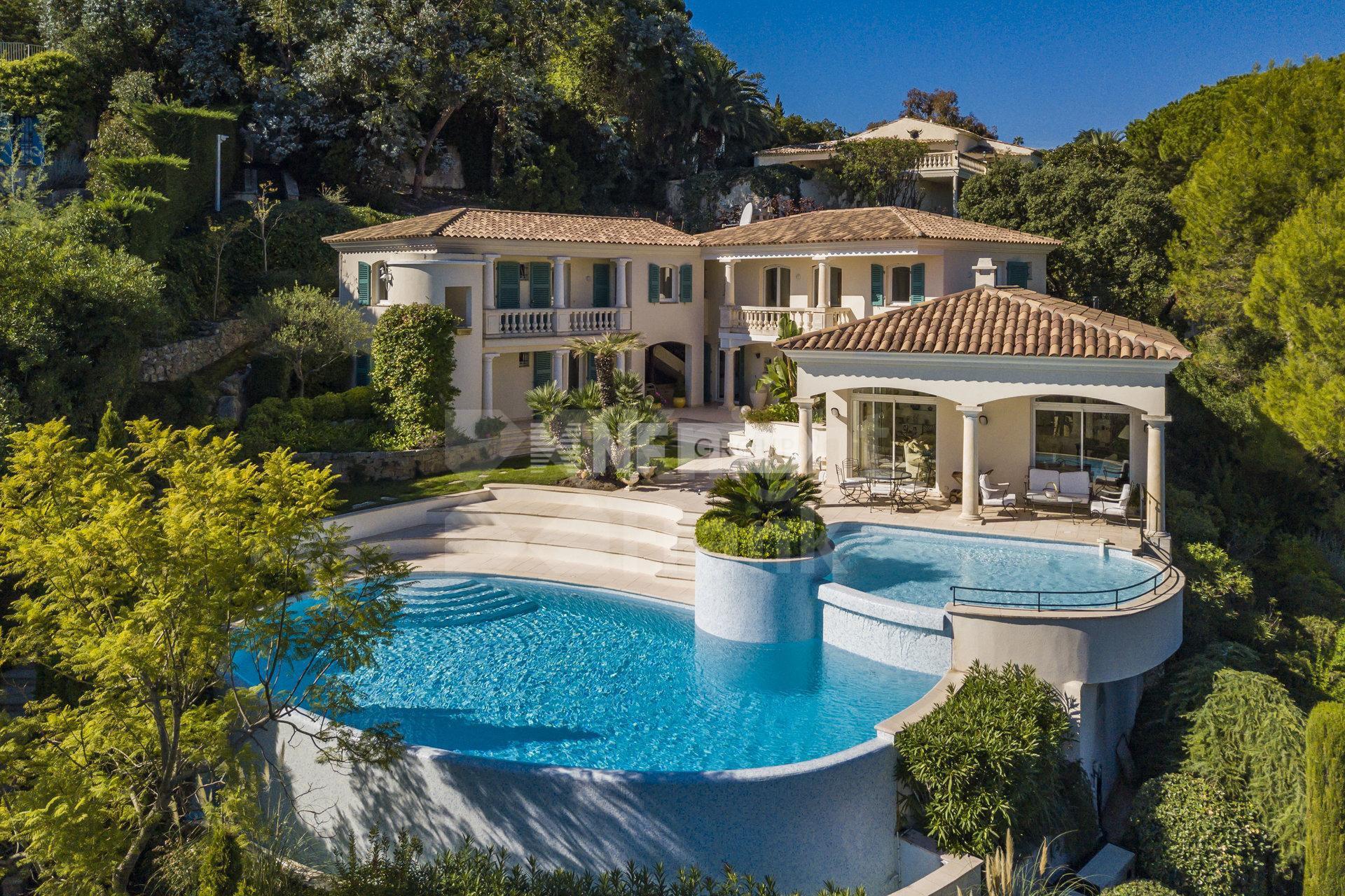 Вилла с захватывающими видами на море в Каннах