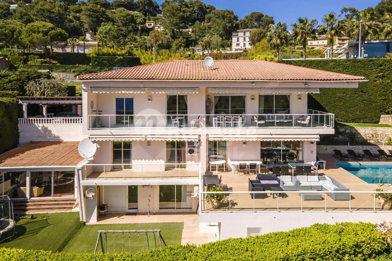 Вилла с панорамным видом на море в Каннах (Reference : 8276)