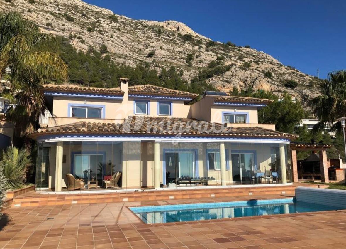 Вилла с панорамным видом на море в Альтеа Хиллс