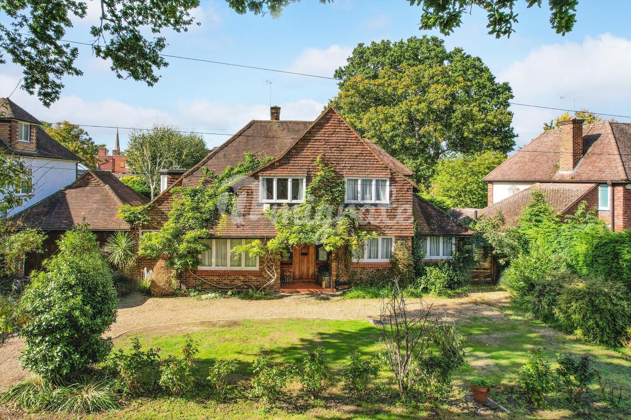 Вилла в High Pine Close, Weybridge, Surrey, KT13
