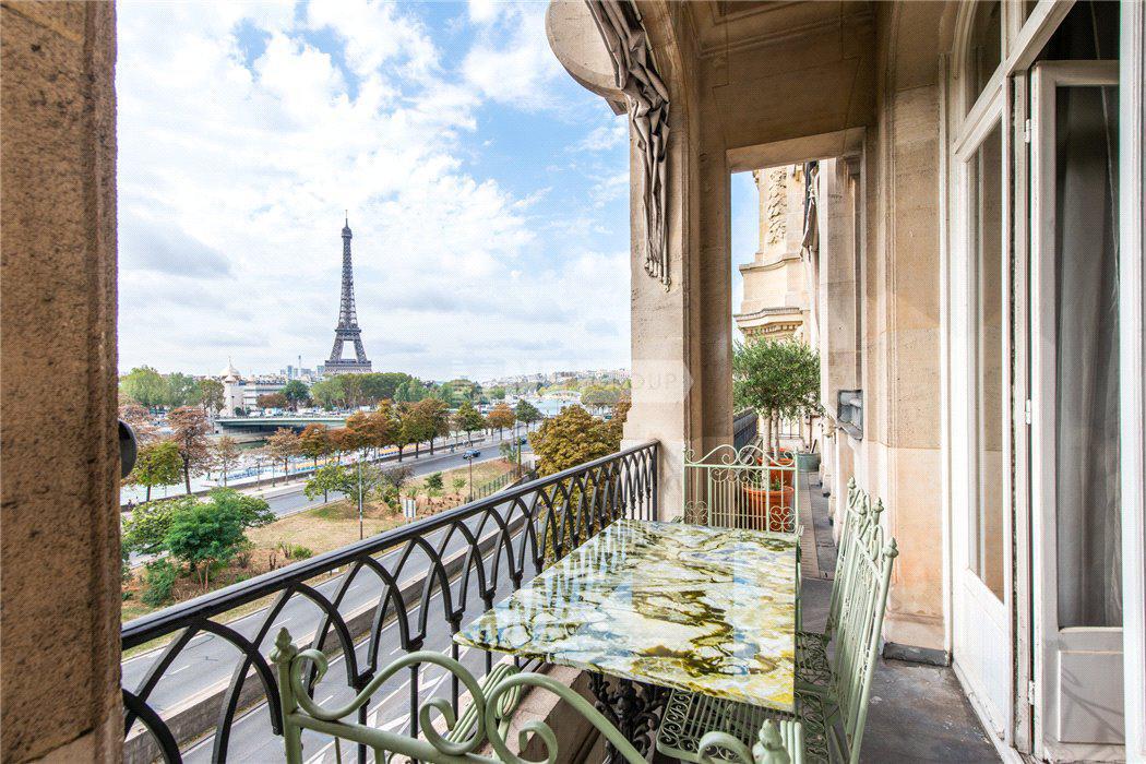 Роскошные апартаменты в 8ом округе в Париже с видом на Эйфелеву башню