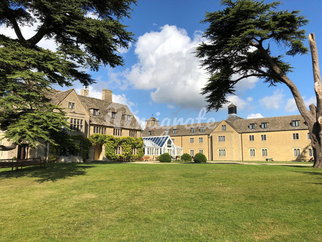 Отель в Stanton Fitzwarren, Wiltshire, SN6 7SD