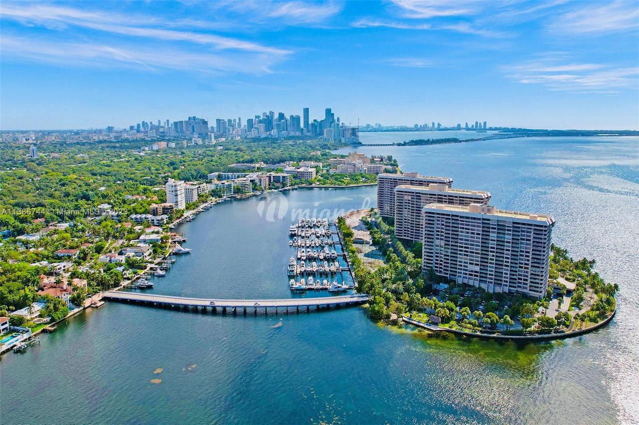 Кондоминиум в 3 Grove Isle Dr, C909 - Miami, Florida