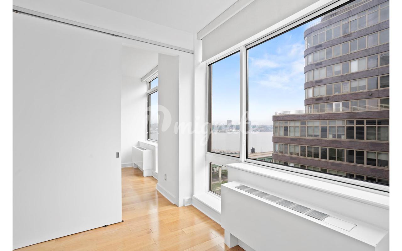 Кондоминиум в Trump Place 120, 120 RIVERSIDE BLVD, 15D - Lincoln Square, New York