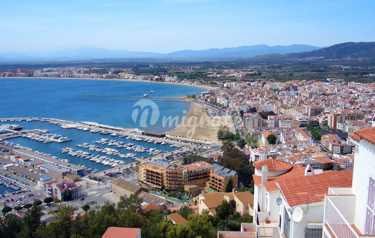 Супермаркет известной сети в Росас