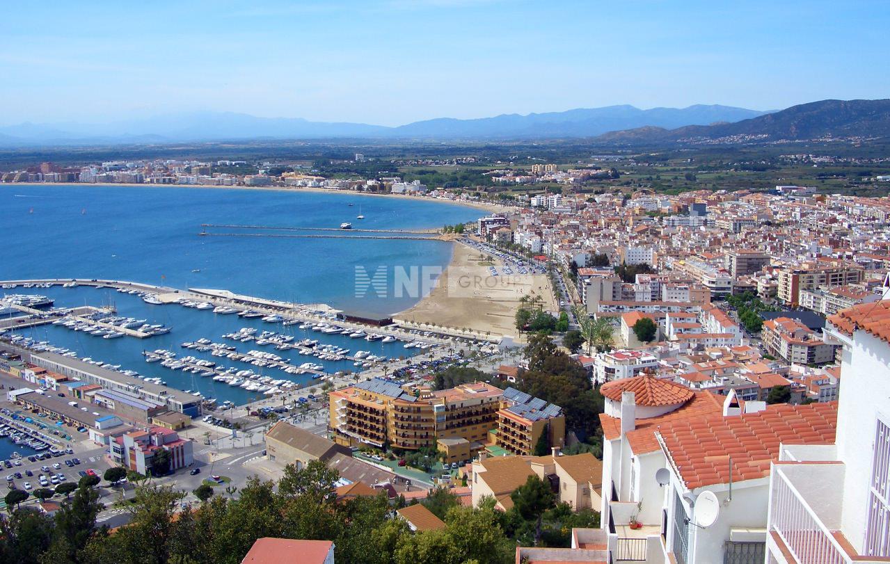 Супермаркет известной сети в Росас