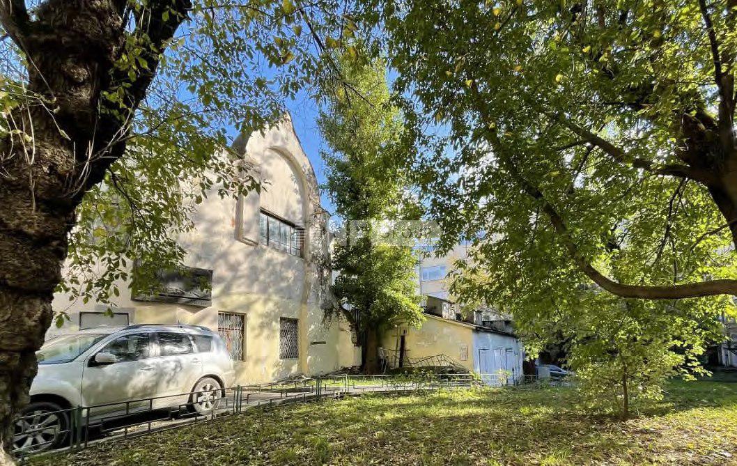 Большой Трёхсвятительский пер 1с2