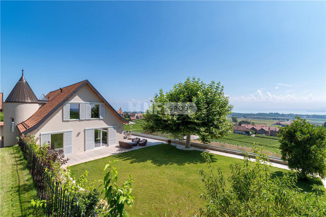 Вилла среди виноградников в Бюрзен