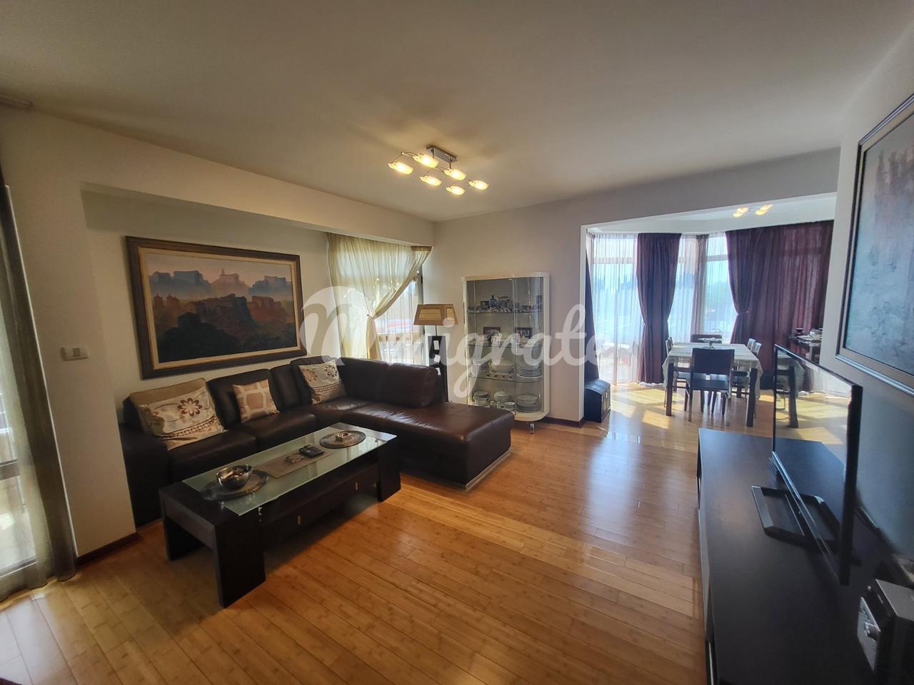 Трехкомнатная квартира в привлекательном месте в Будве (Two-bedroom apartment in an attractive location in Budva)