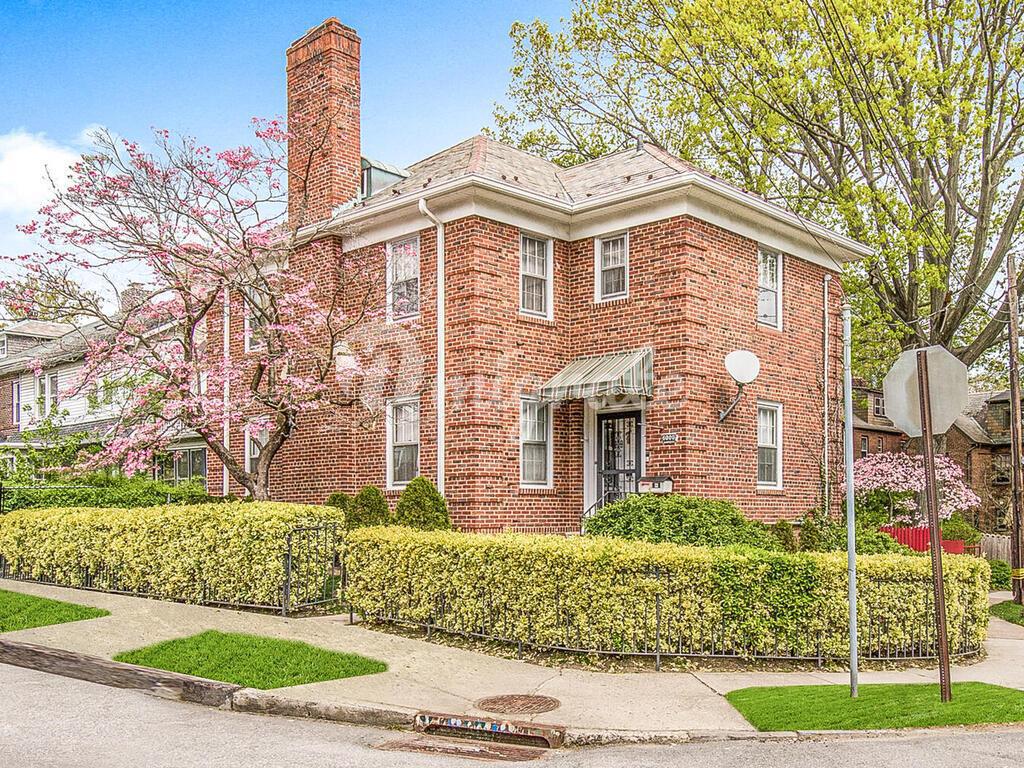 Вилла в 6000 TYNDALL AVE, TOWNHOUSE - North Riverdale, New York