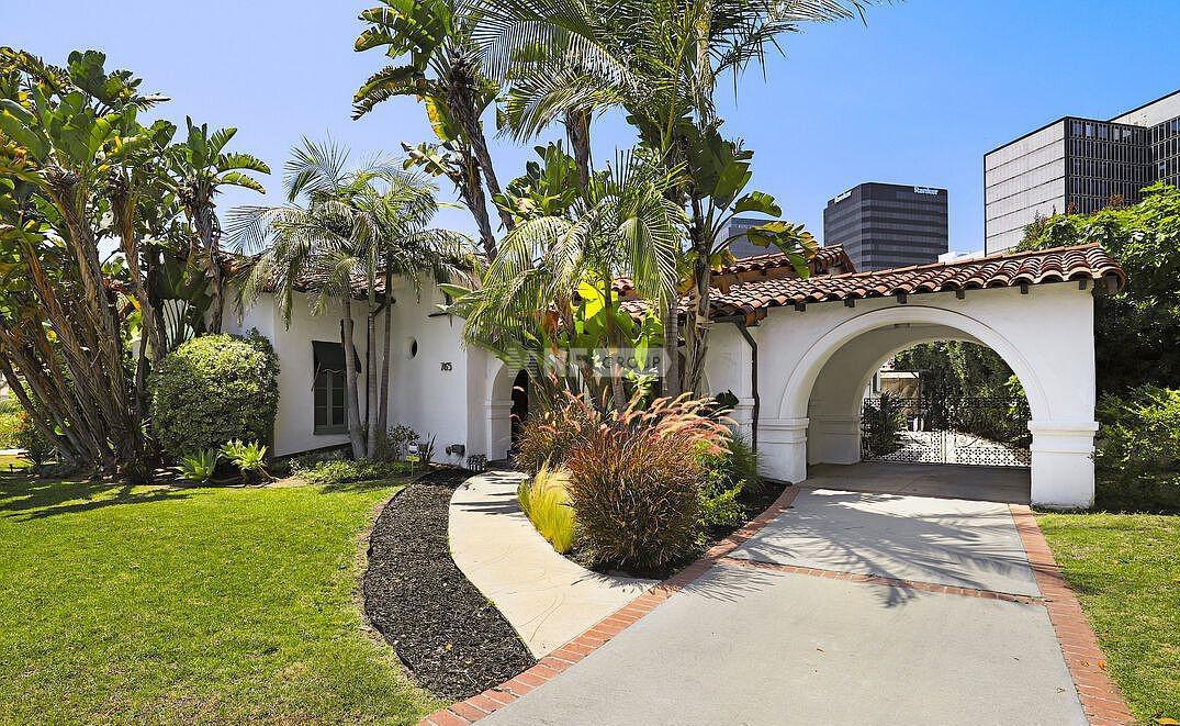 Дом в испанском стиле в историческом районе Лос-Анджелеса (765 McCarthy Vis, Los Angeles, CA 90048)