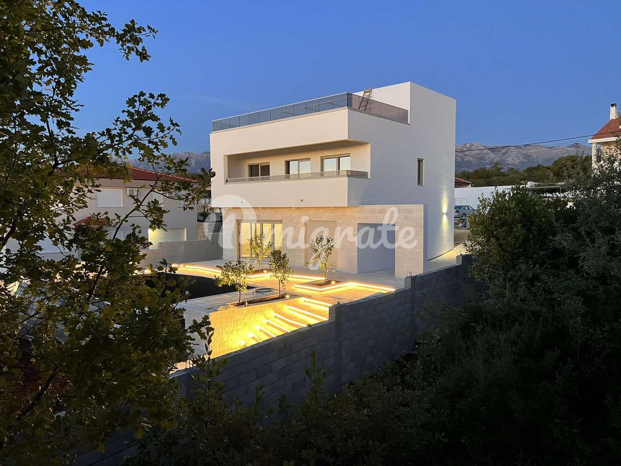 Современный дом в Кримовице с 4 спальными комнатами и террасой на крыше (Modern house in Krimovice with 4 bedrooms and a roof terrace)