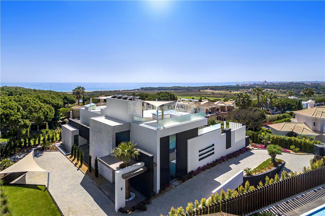 Современная вилла с видом на море