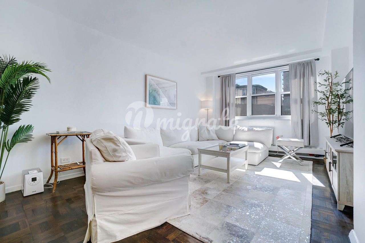 Вилла в Randall House, 63 E 9TH ST, 7R - Greenwich Village, New York