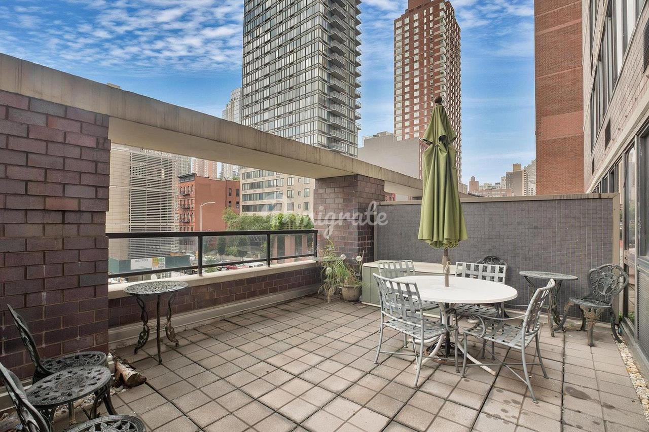 Кондоминиум в Astor Terrace, 245 E 93RD ST, 2B - Yorkville, New York