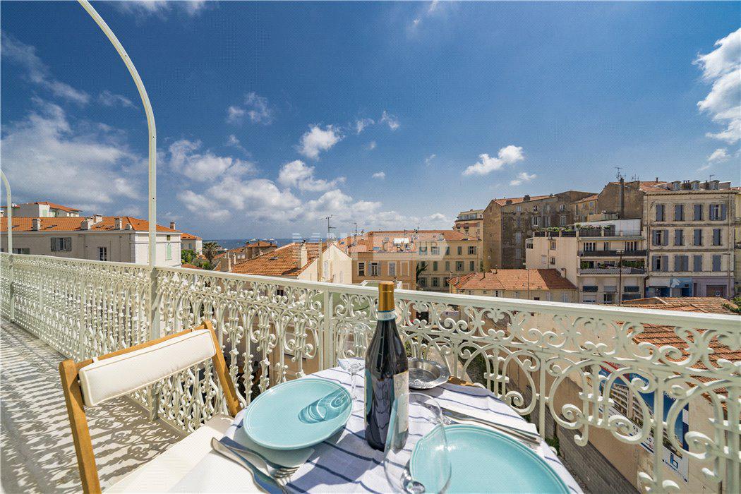 Апартаменты с видом на море в Каннах