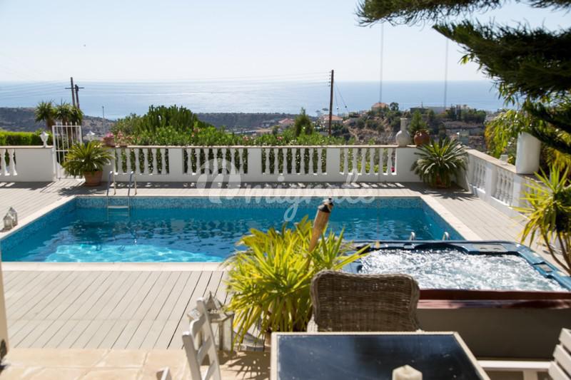 Роскошная вилла с видом на море