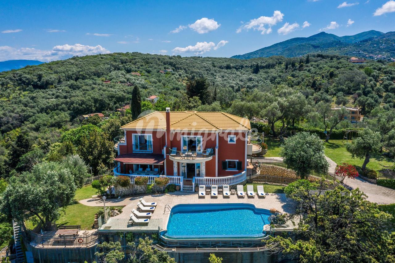 Уникальная вилла с видом на море на о. Корфу