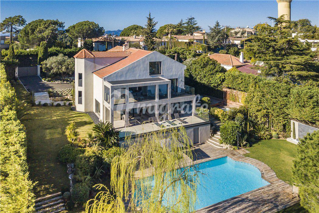 Современная вилла с панорамными видами в Каннах