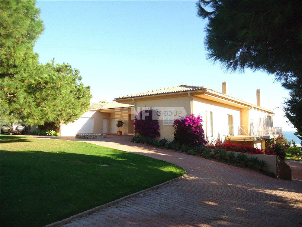 Вилла на побережье в Лагуше