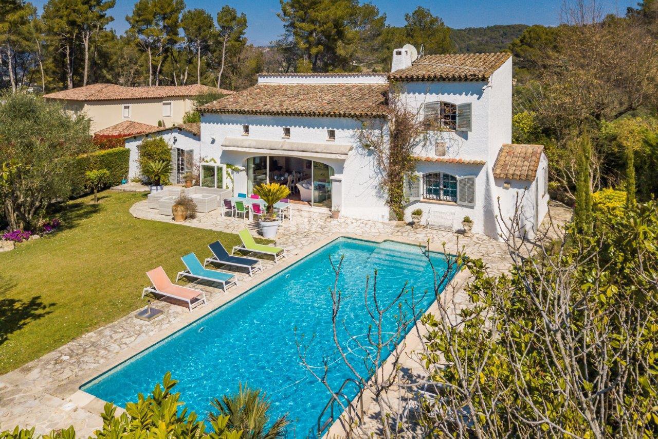 Вилла рядом с Royal Golf Club в Мужен