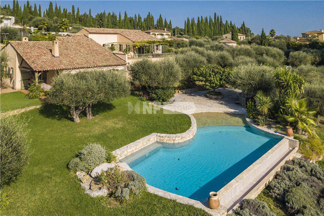 Вилла с 4 спальнями в Вальбонн