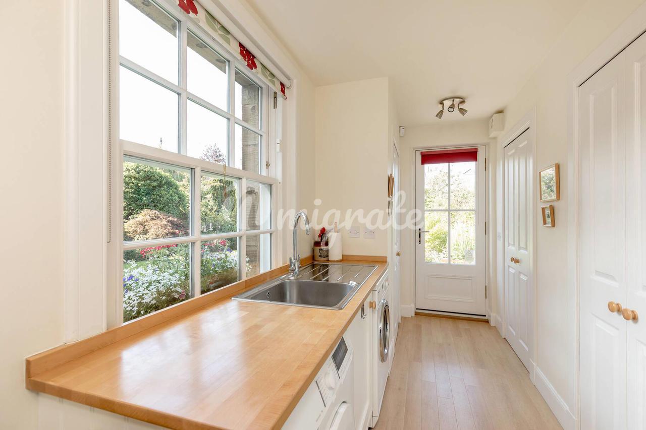 Вилла в Hermitage Gardens, Edinburgh, EH10