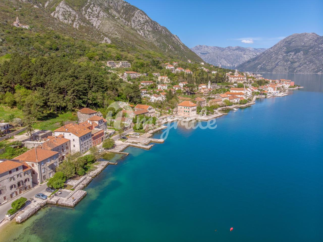 Каменный дом в Прчне на первой линии с понтоном (Stone house in Prcnje on the first line with a pontoon)