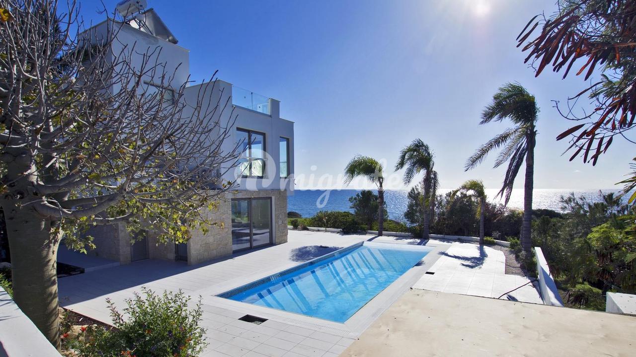 Виллы на первой линии моря в Ларнаке (Blue Coast Quality Group)