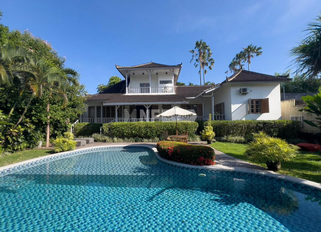 Spacious Contemporary Villa in Babakan, Minutes from Canggu Hotspots