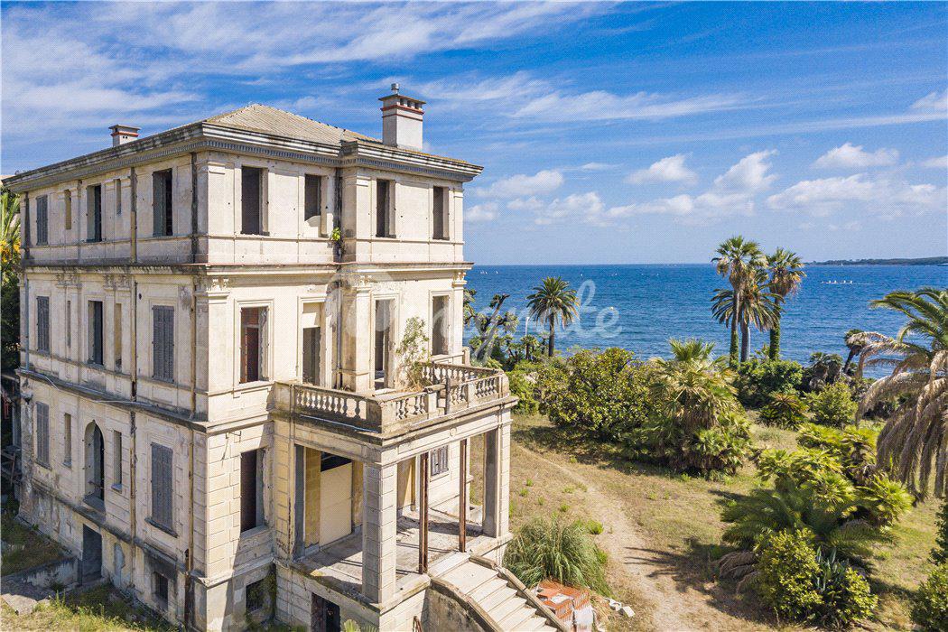 Вилла под реконструкцию на первой линии моря в Каннах