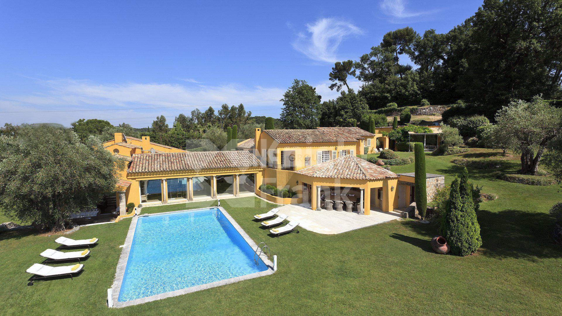 Вилла с теннисным кортом и бассейнами в Мужен