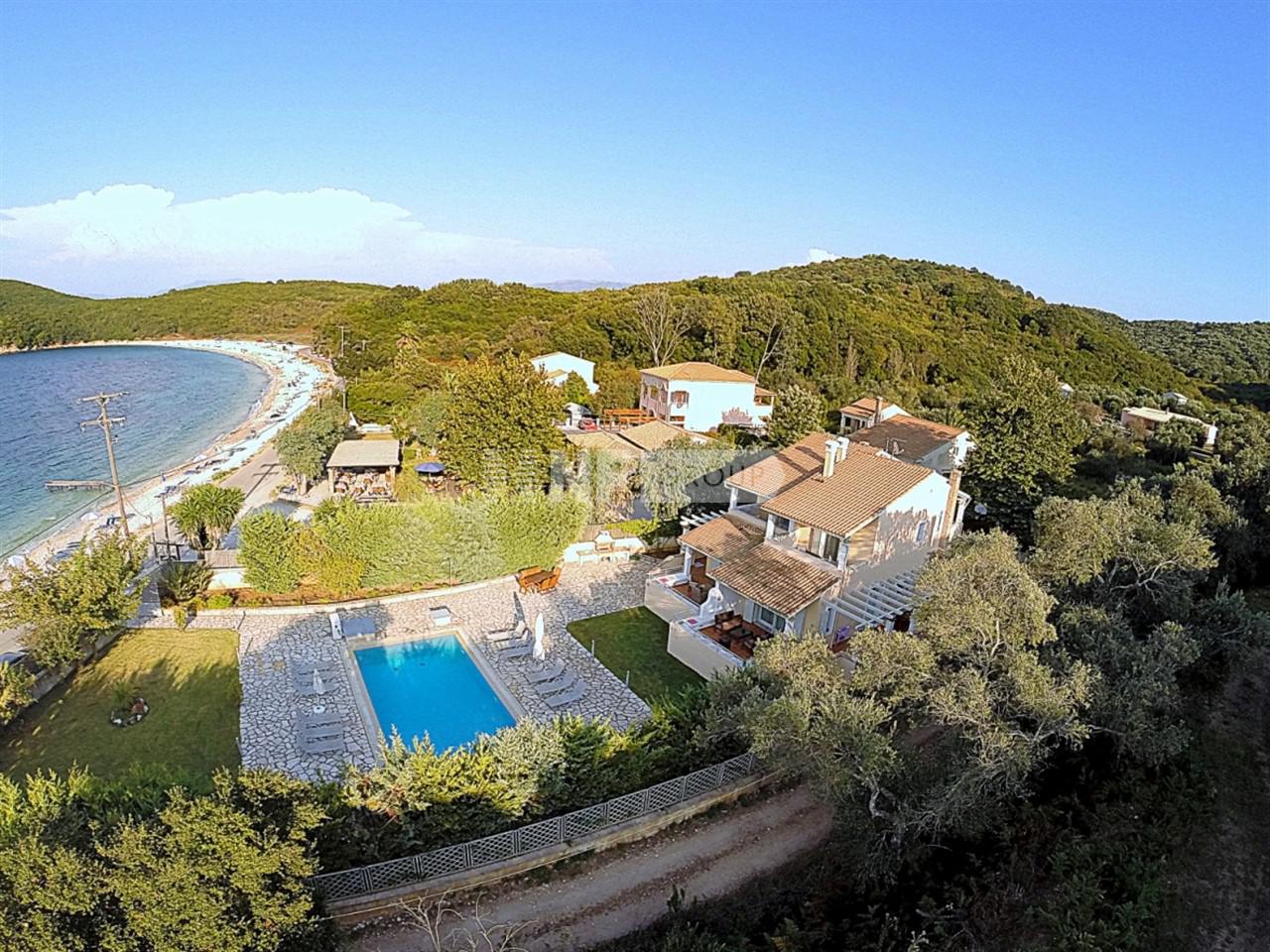 Виллы на побережье о. Корфу