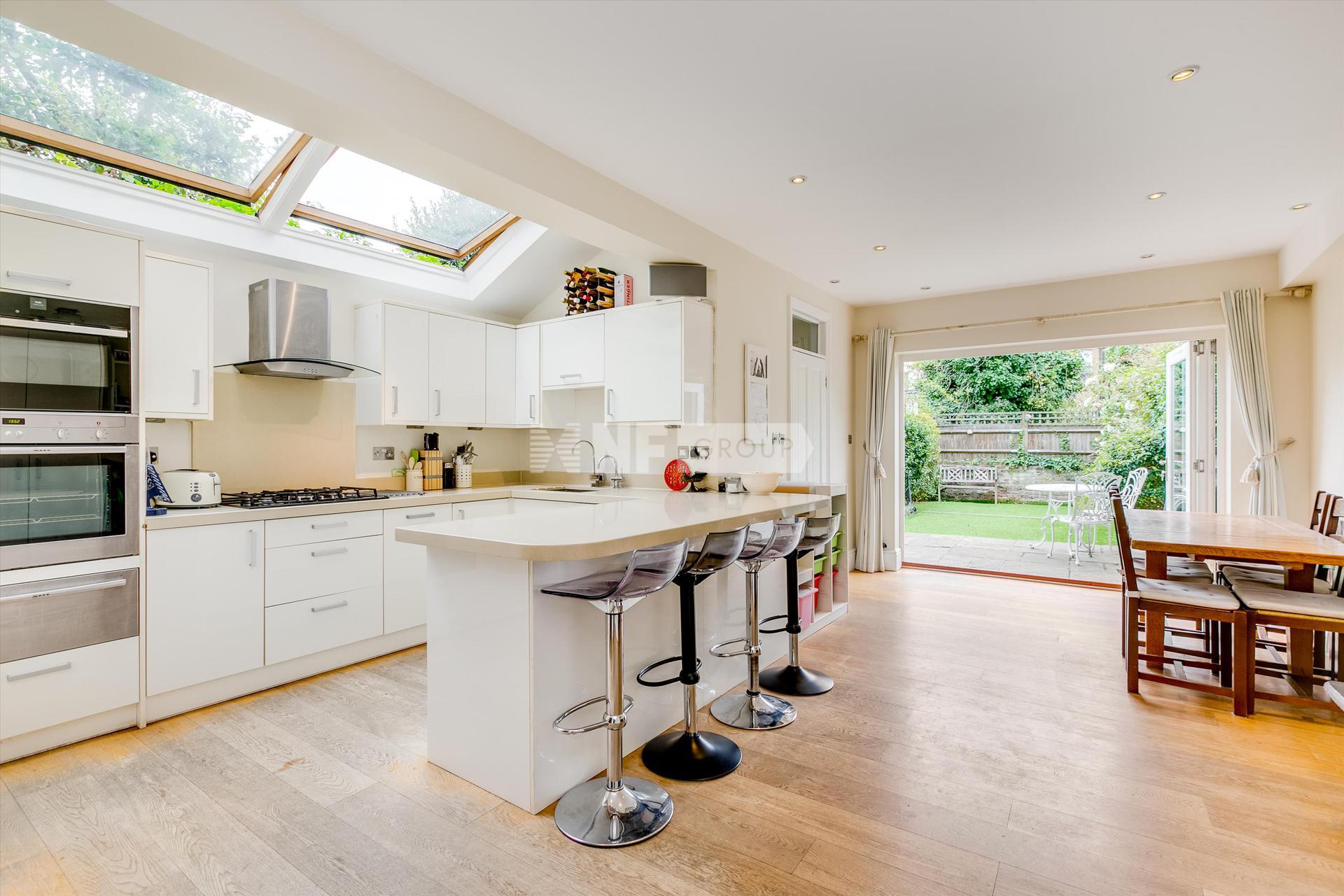 Вилла в Chestnut Grove, London, SW12