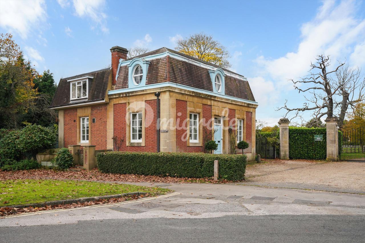 Вилла в More Lane, Esher, Surrey, KT10