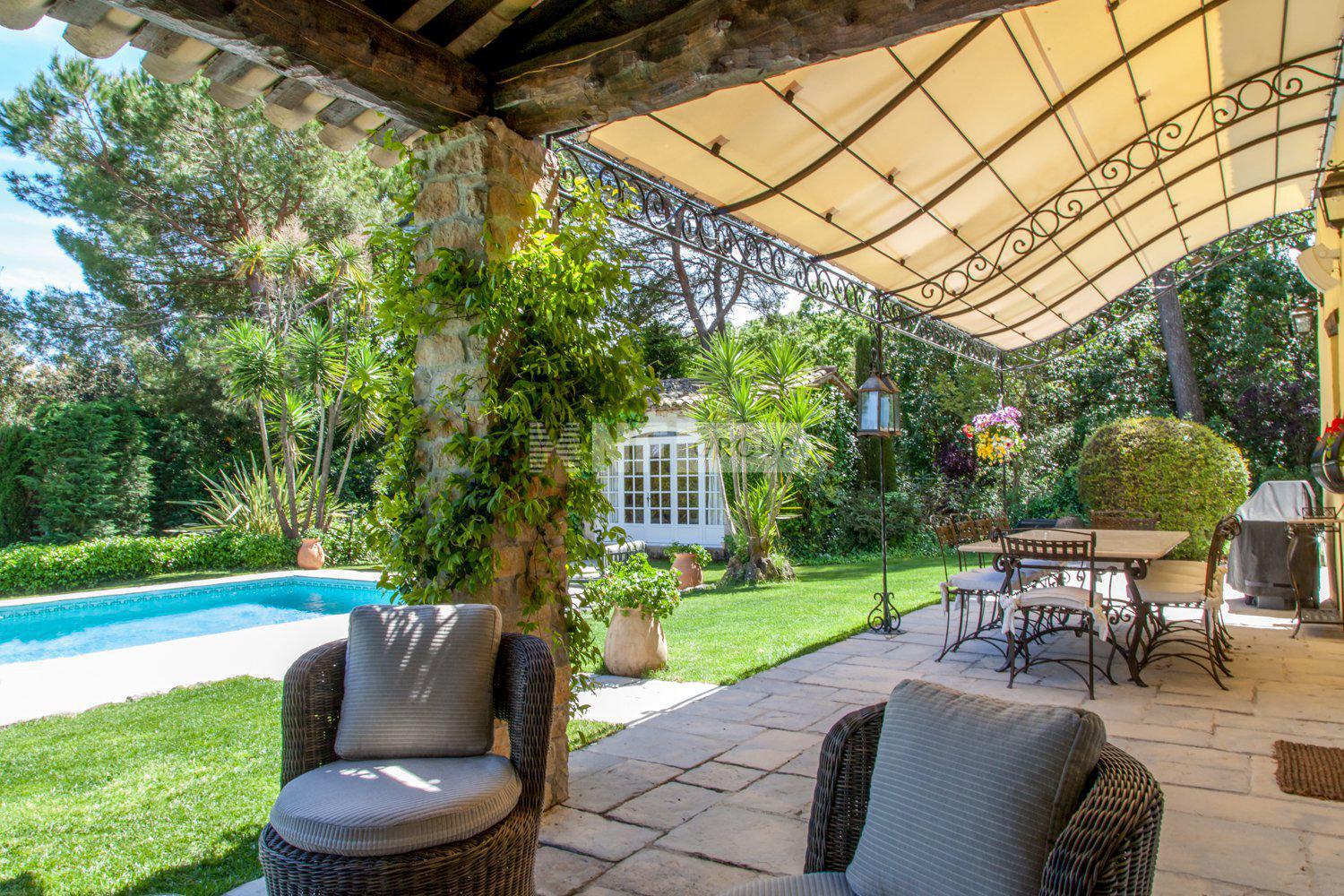 Вилла в Вальбонн с роскошным садом и бассейном