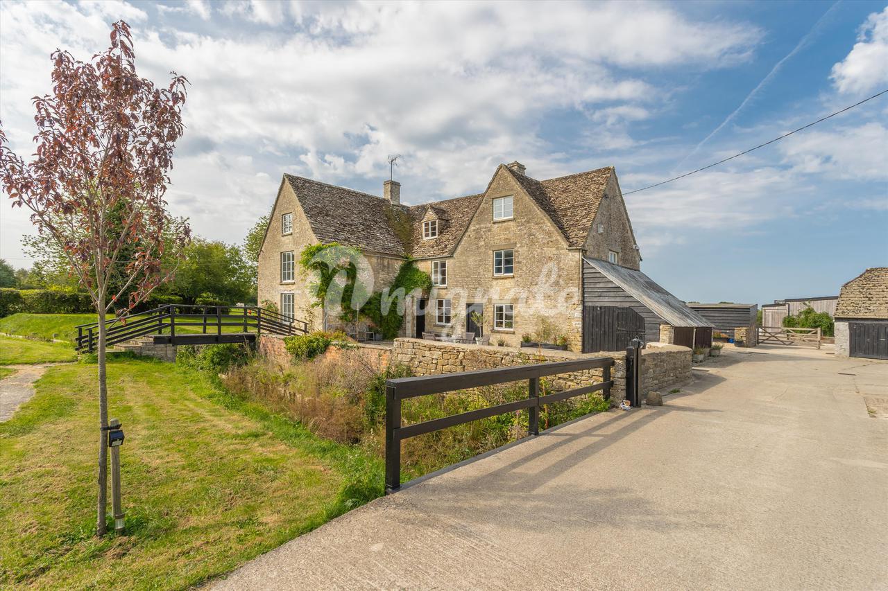 Ферма/Особняк в Ashton Road, Minety, Malmesbury, Wiltshire, SN16