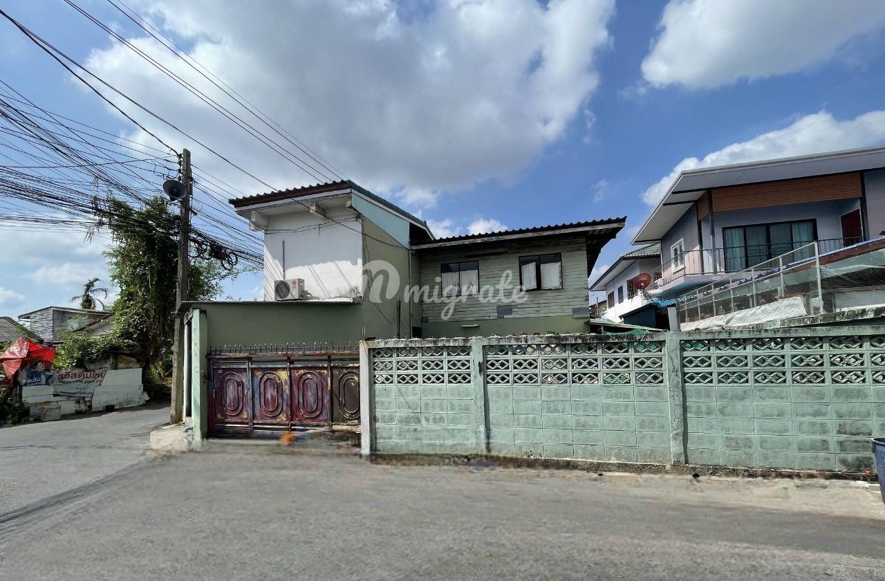 Земельный участок на продажу (Land for Sale with Buildings on Seri Thai Road 41)