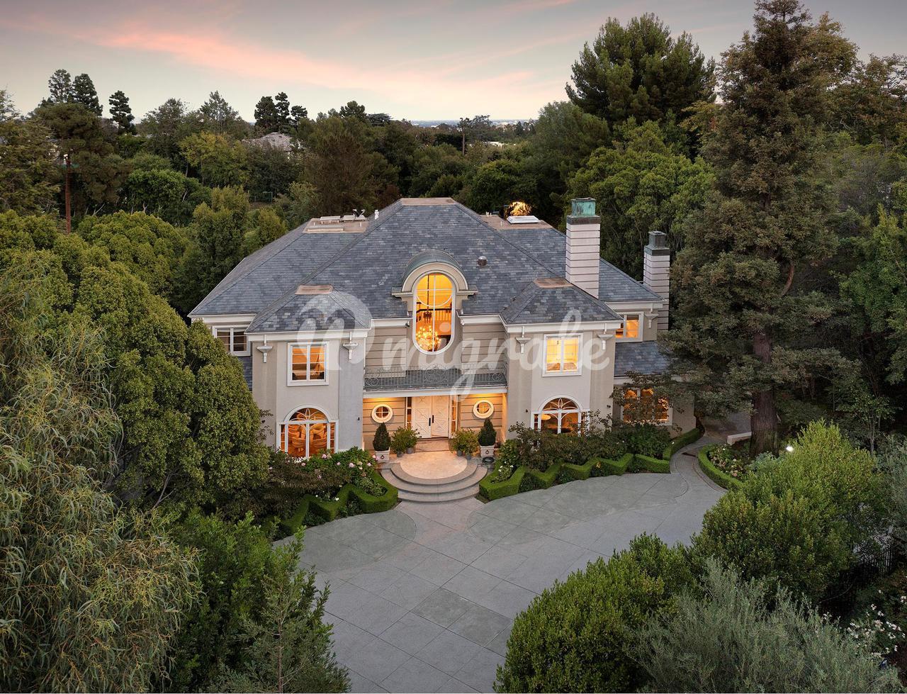 Вилла в 100 S MAPLETON Dr - Los Angeles County, California