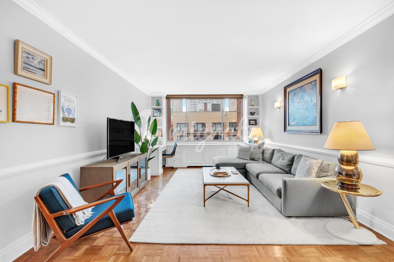 Кондоминиум в Wellington Tower, 350 E 82ND ST, 6U - Yorkville, New York