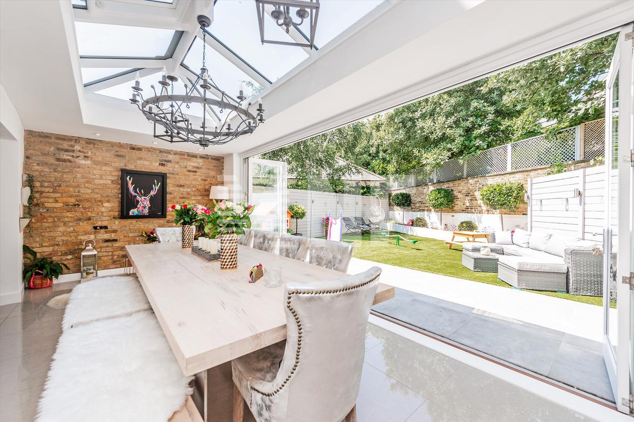 Продажа Вилла в Thames Crescent, Chiswick, London, W4 в Лондоне в Великобритании, цена € 2