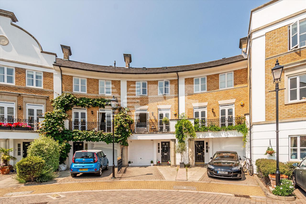 Продажа Вилла в Thames Crescent, Chiswick, London, W4 в Лондоне в Великобритании, цена € 2