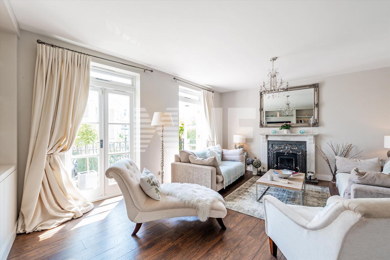 Продажа Вилла в Thames Crescent, Chiswick, London, W4 в Лондоне в